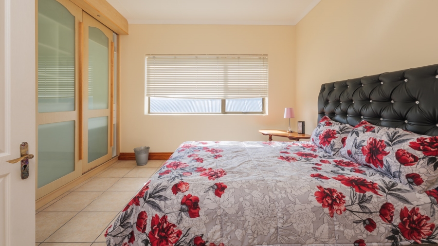 5 Bedroom Property for Sale in Oceanview Heights Western Cape